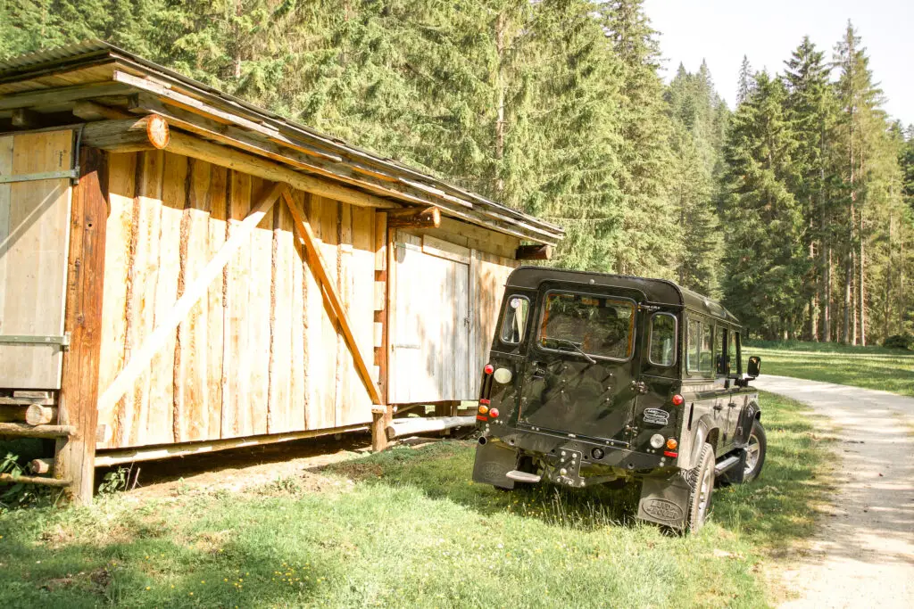 Historischer Land Rover Defender vor Jagdhütte im Revier Giessenbach nahe Seefeld in Tirol