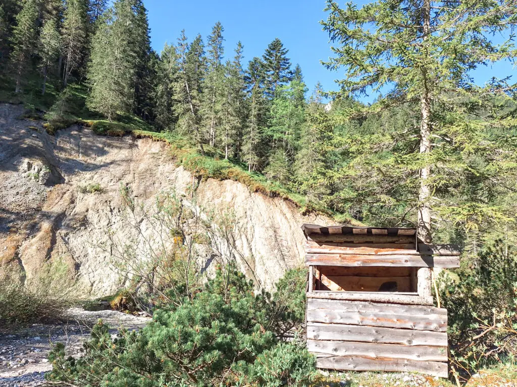 Einfacher Hochstand im Revier Giessenbach inmitten der Tiroler Bergwelt