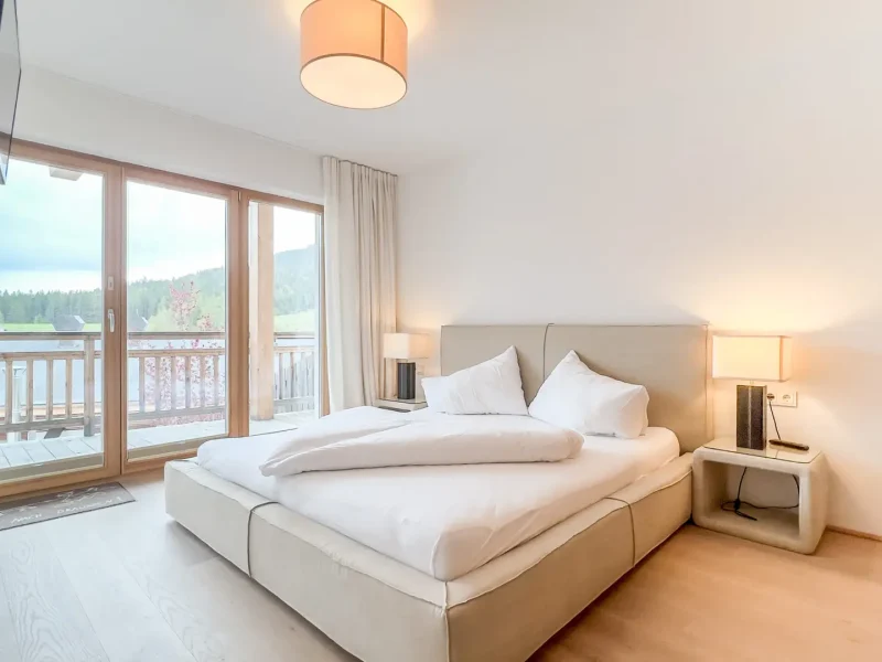 Schlafzimmer mit Doppelbett und Balkonblick im Chalet Bergliebe Seefeld